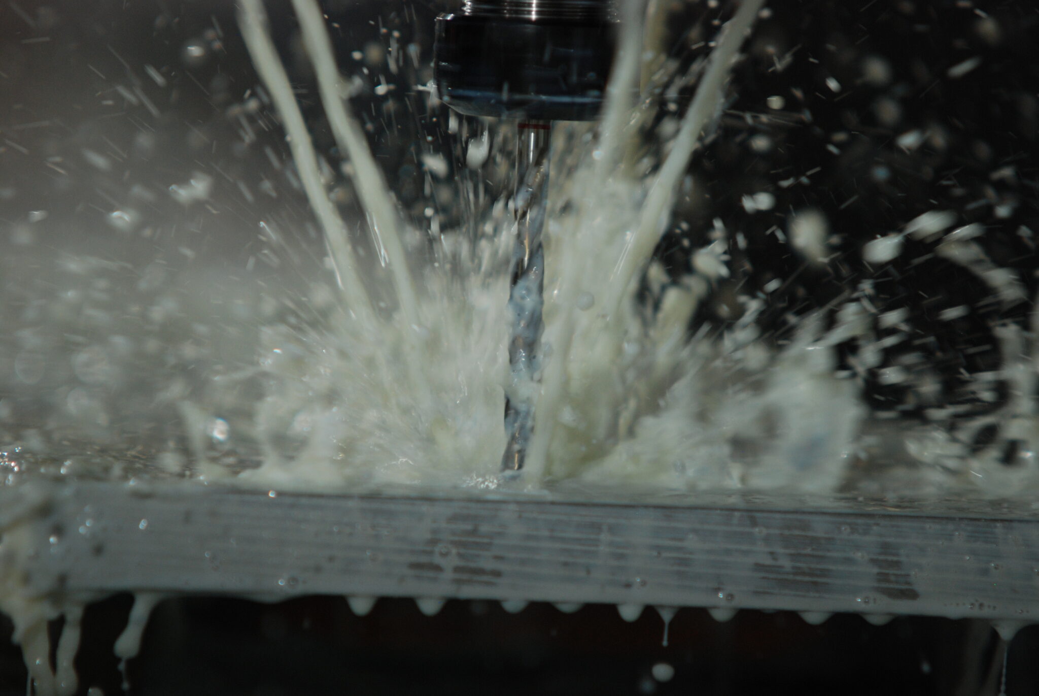 CNC-gefräste Serienteile aus Aluminium bei metz systems: wiederholgenaue Bauteile mit Gewinden aus 3- und 5-Achs-Bearbeitung