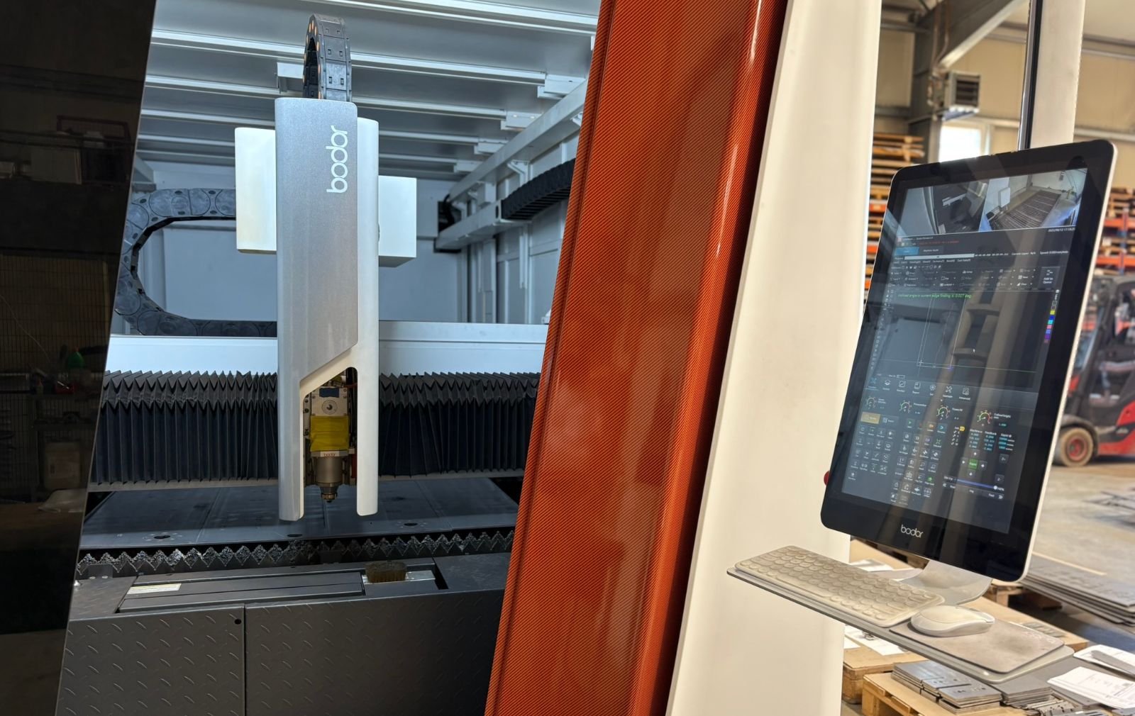 Laserschneiden bei metz systems: Funken am Schneidkopf, Blechdicken von 0,5 bis 8 mm in Formaten bis 2.500 × 1.250 mm