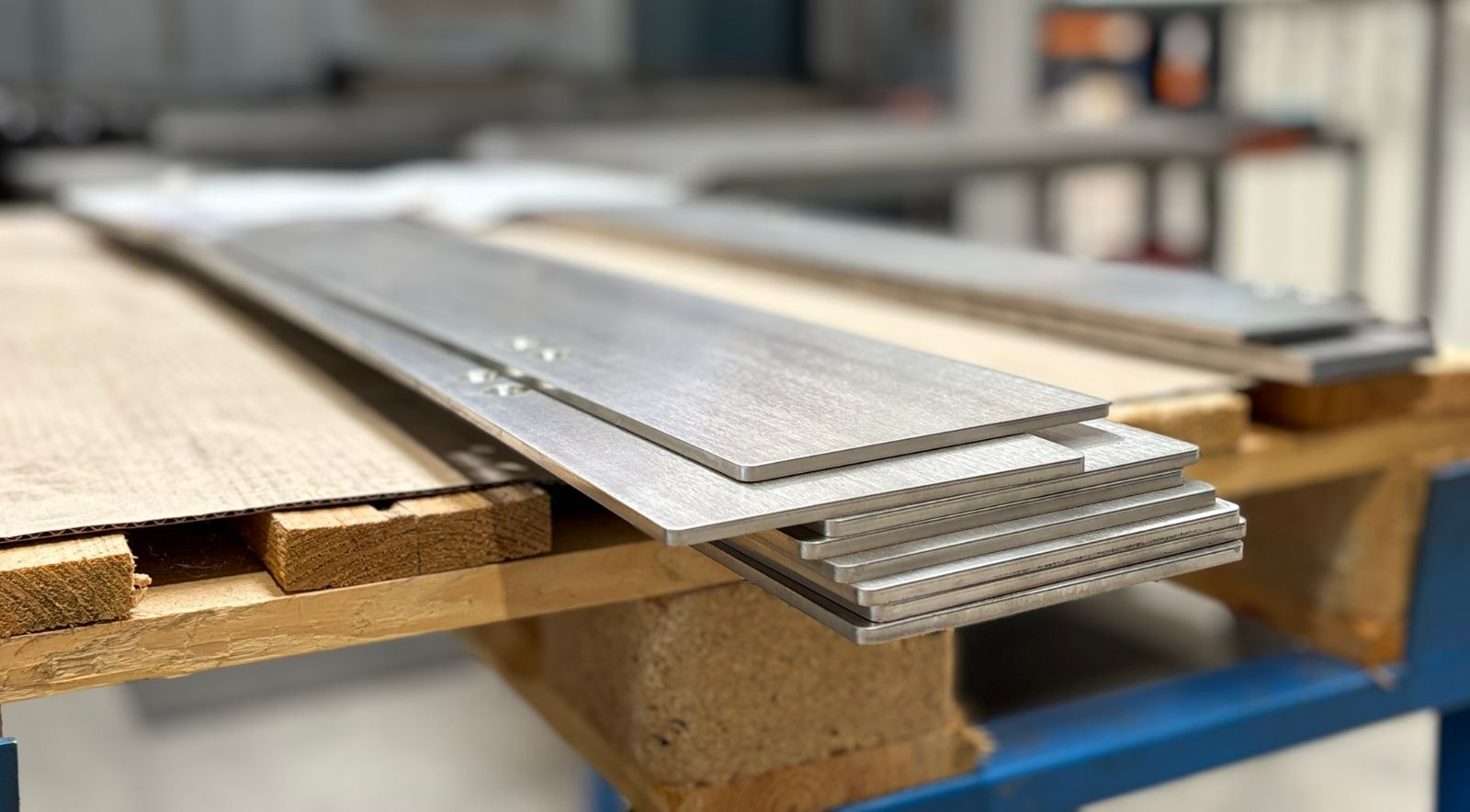 Laserschneiden von Blech bei metz systems: Funkenflug am Schneidkopf, Blechstärken von 0,5 bis 8 mm im Format bis 2.500 × 1.250 mm