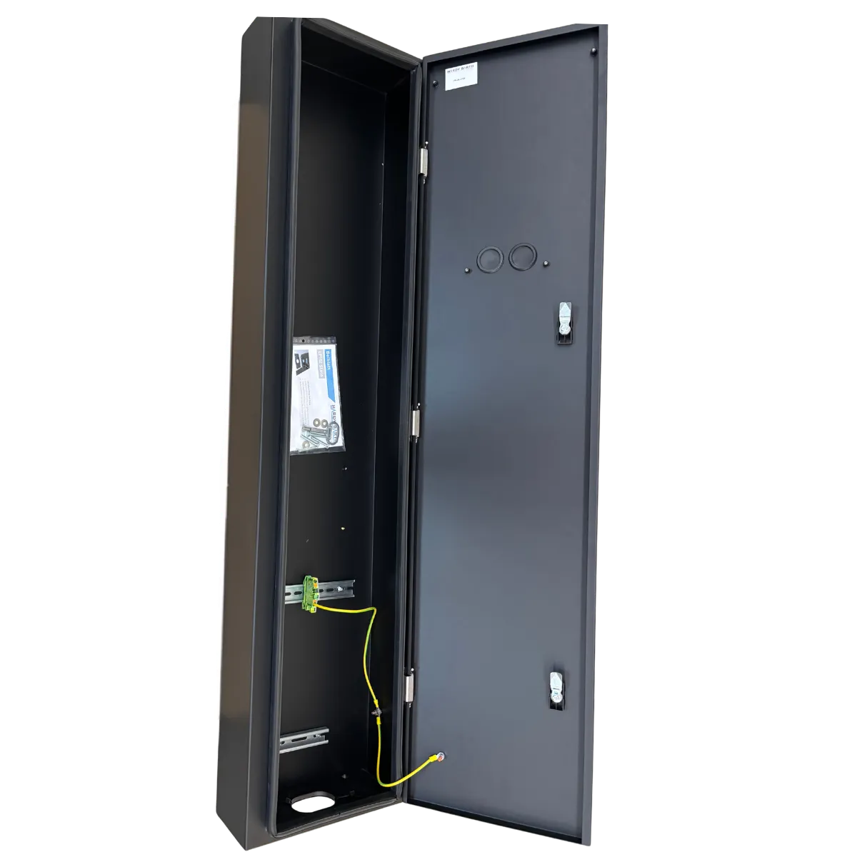 Geöffnete Ladestele von metz systems für Hardy Barth: Stahlgehäuse mit Tür, vormontierten Hutschienen und Erdungsleitung