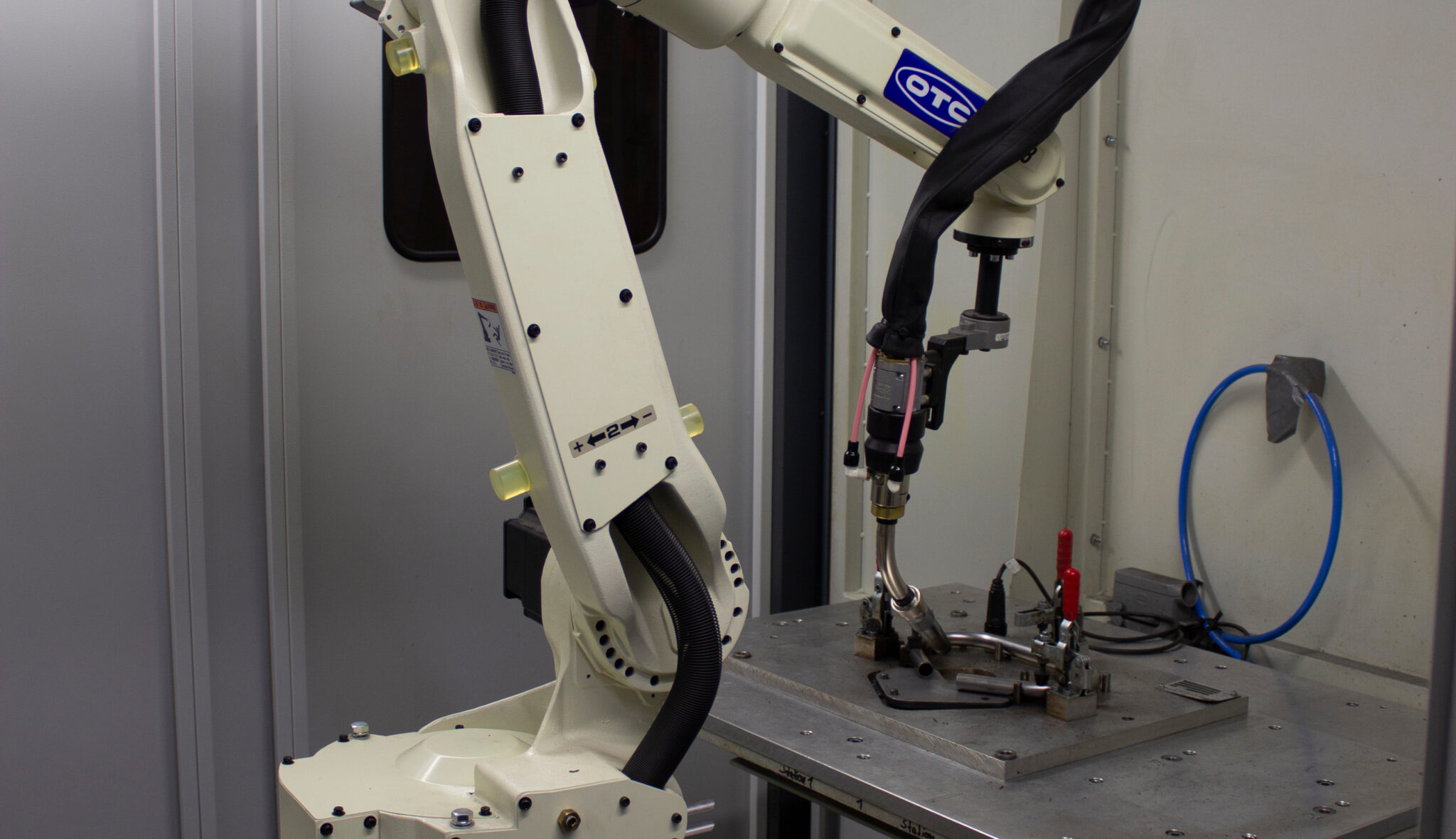 Roboterschweißzelle bei metz systems: MAG-Schweißen einer Baugruppe auf dem Rundtisch, zertifiziert nach DIN EN ISO 3834-2