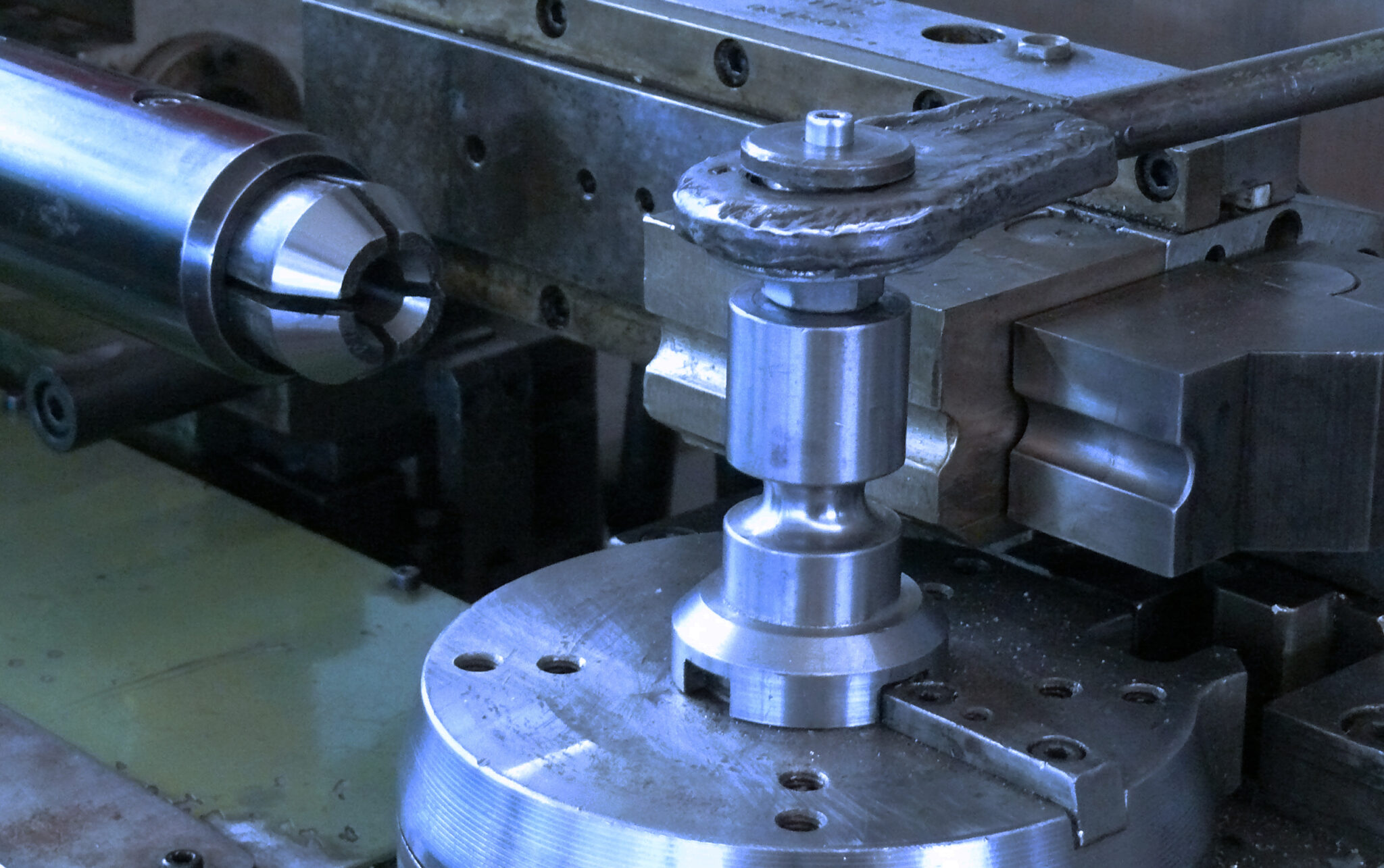 Umformwerkzeug in der Presse bei metz systems in Kümmersbruck — Umformen und Biegen aus eigenem Werkzeugbau